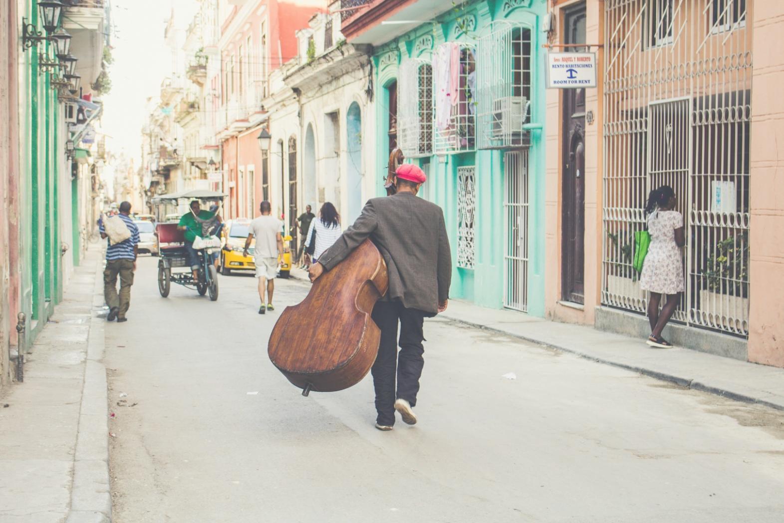 Kreative Sound-Design Arbeitsplätze mit verschiedenen Audio-Equipment