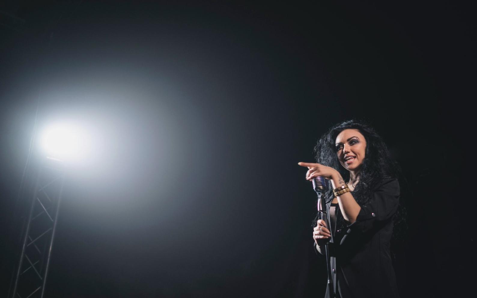 Professioneller Workshop-Raum mit modernem Audio-Equipment für Unternehmensschulungen