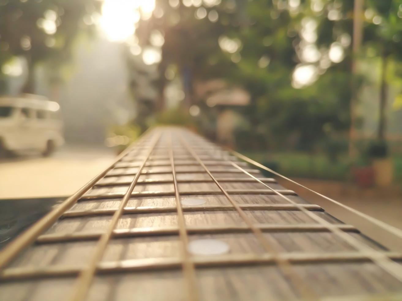 Kreative Arbeitsumgebung mit professionellem Audio-Equipment