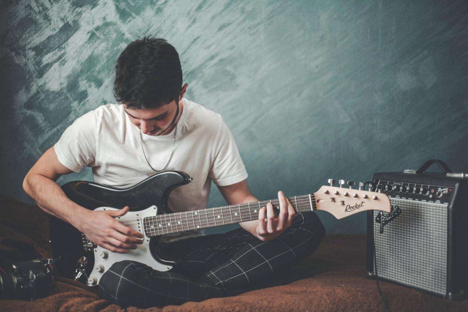 Moderne Audio-Workstation mit professioneller Software